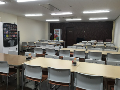 広々と明るい職員食堂